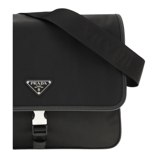 Bolso de hombro XT & Co Prada en Re-Nylon negro con detalles de piel Saffiano y logo triangular esmaltado