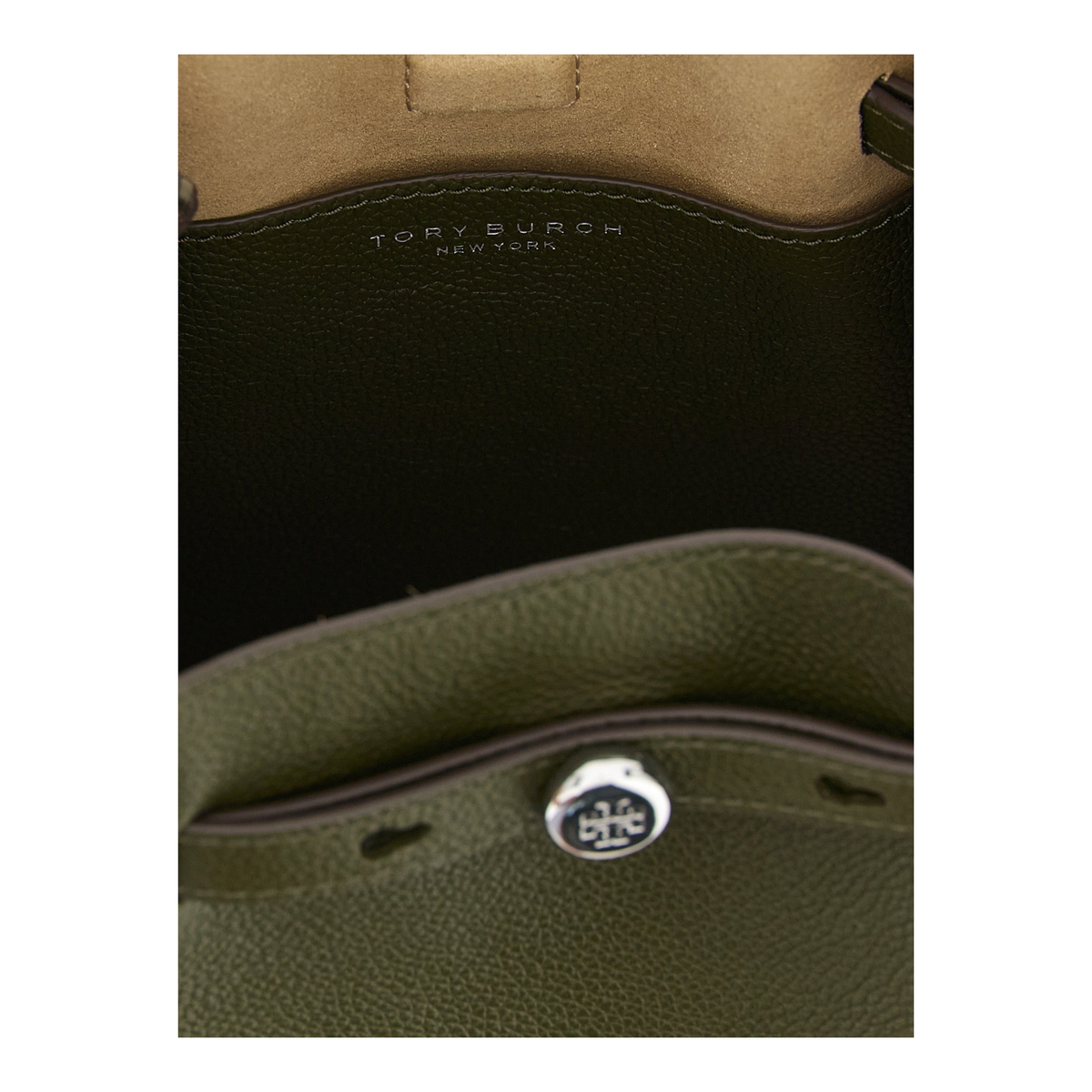 Interior de bolso Romy Bucket de XT & Co en piel granulada verde oliva con logo Double T en perno plateado