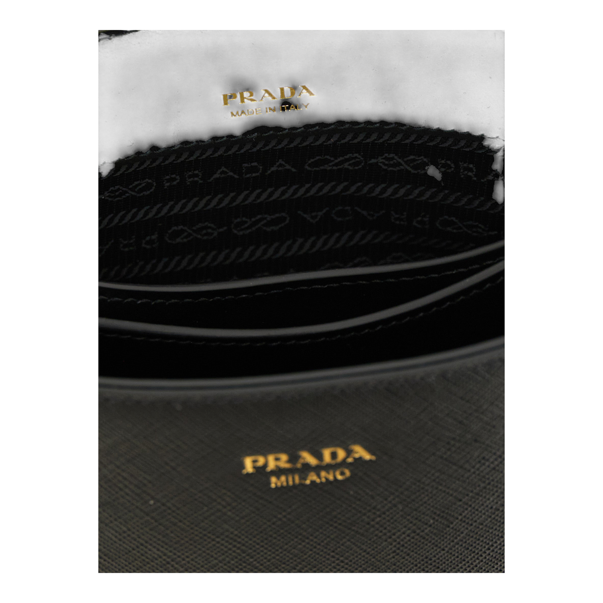 Interior de bolso mini bucket Prada de XT & Co en piel Saffiano negra con logotipo dorado y forro con logo grabado