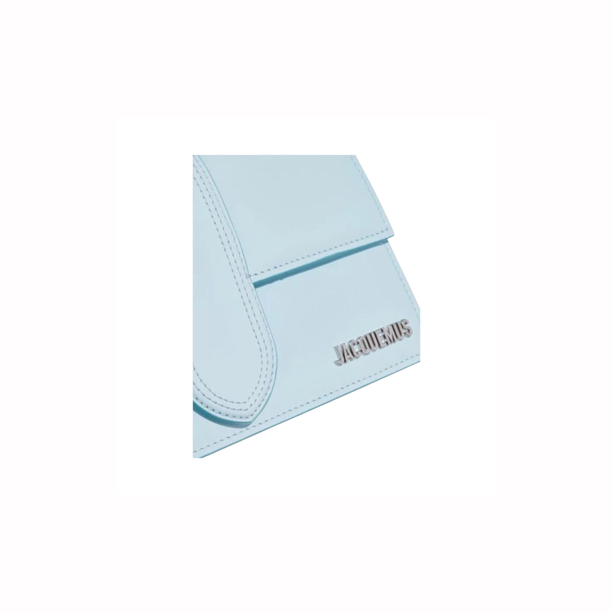 Bolso Jacquemus Le Grand Bambino en cuero azul pálido con logo plateado, disponible en XT & Co