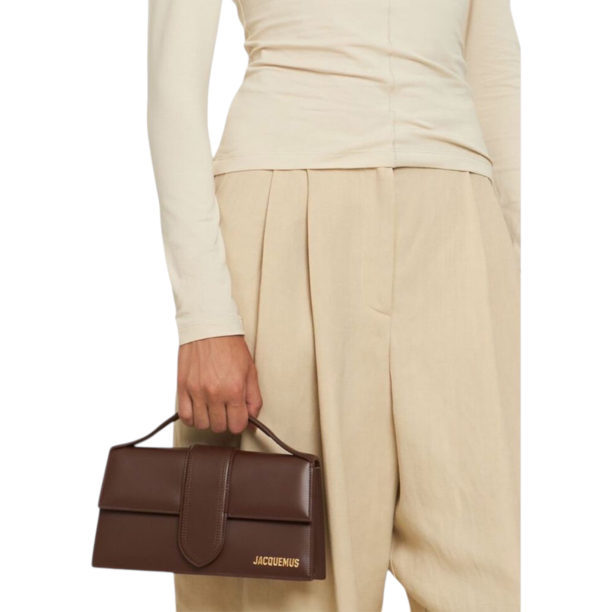 Bolso de mano Jacquemus Le Grand Bambino en cuero marrón con solapa rígida y logo dorado, disponible en XT & Co