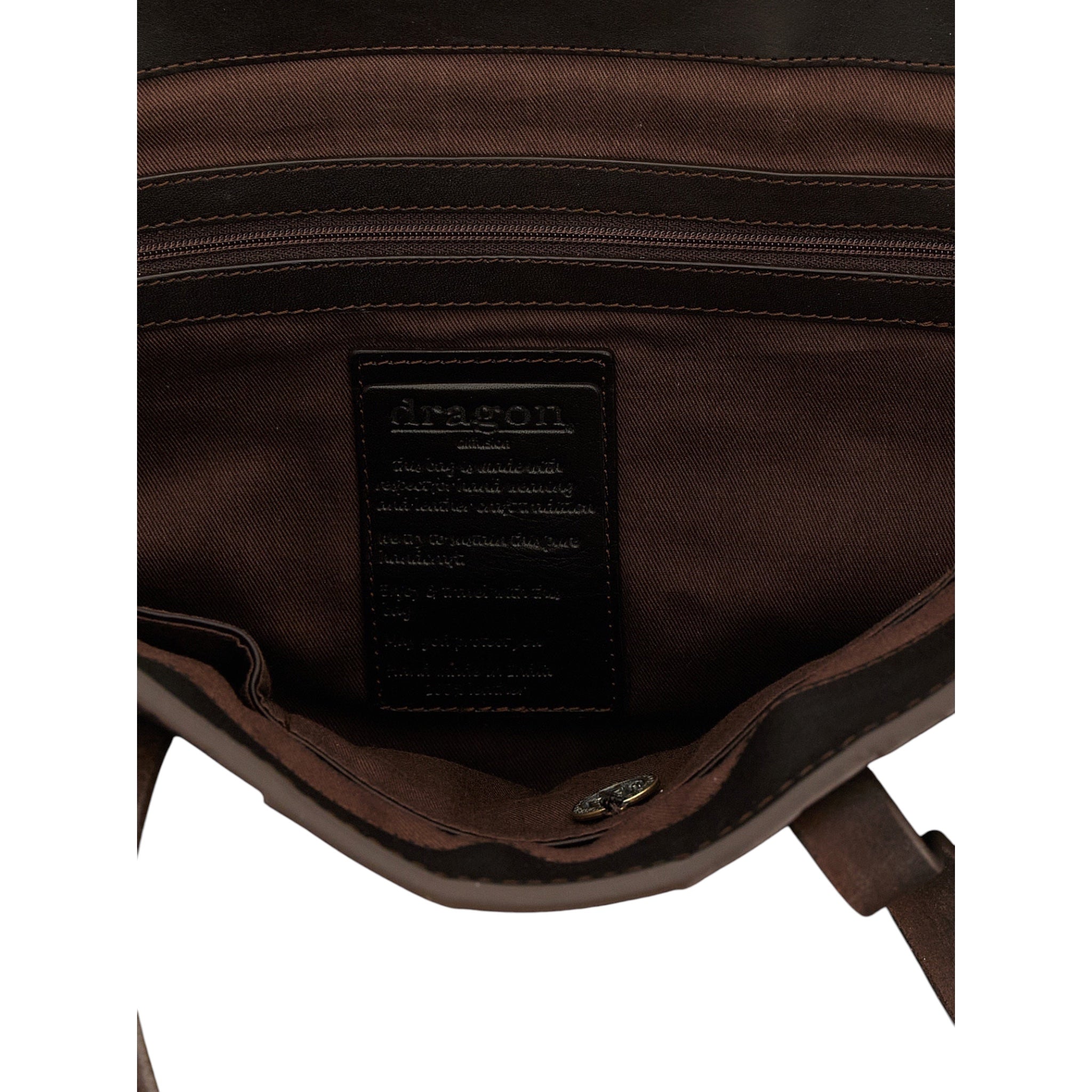 Interior del bolso tote Dragon Diffusion Japan de XT & Co en piel marrón con forro textil, cremallera y etiqueta