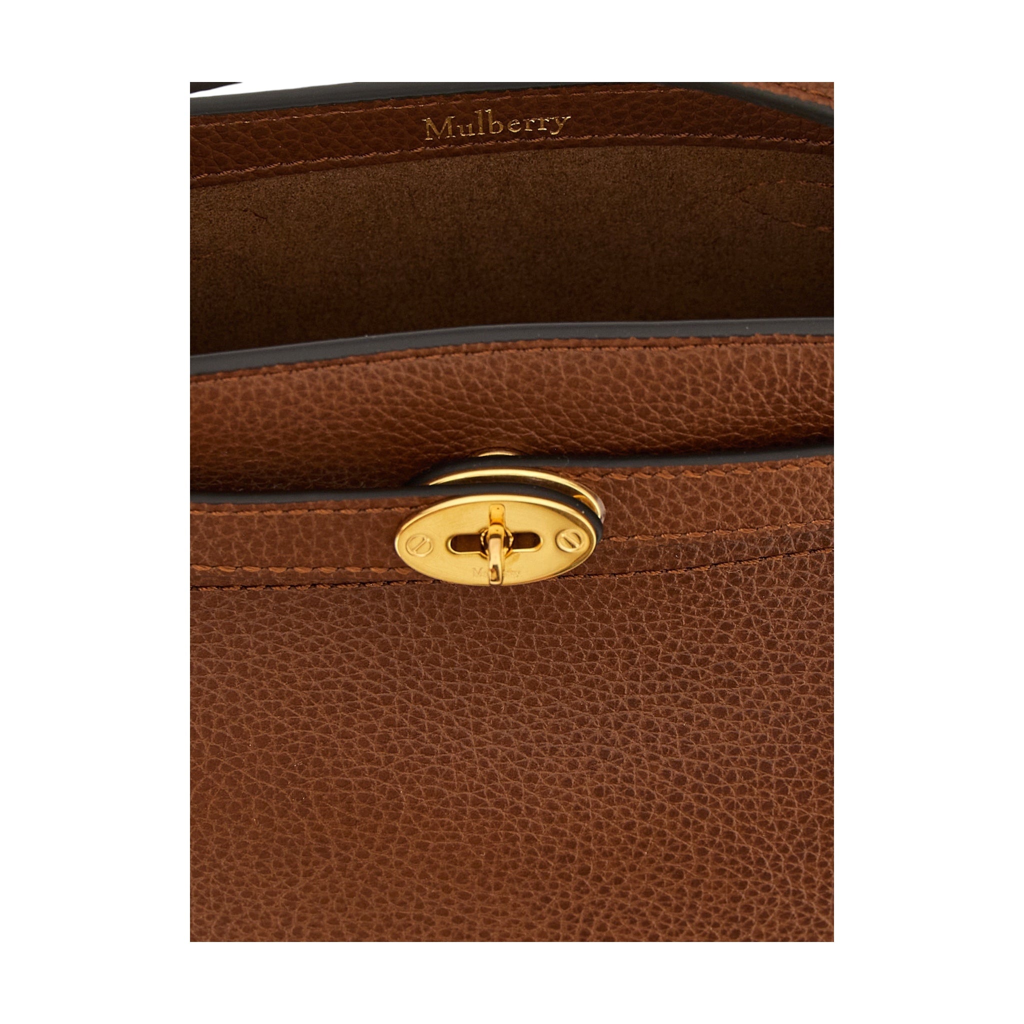 Detalle del cierre Postman's Lock dorado en bolso mini bucket Mulberry de piel de becerro marrón de XT & Co