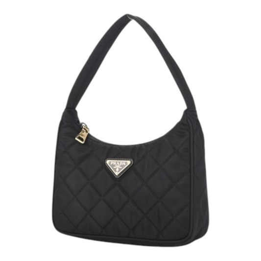 Bolso mini acolchado negro de Prada en XT & Co, con diseño de hombro y logotipo triangular metálico.