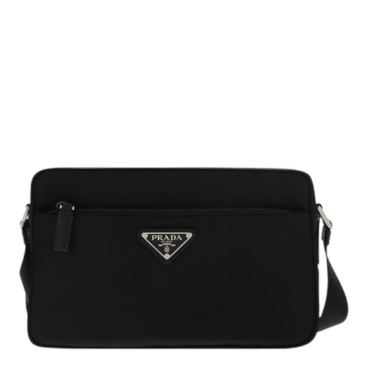 Bolso bandolera XT & Co Prada de Re-Nylon negro con bolsillo frontal con cremallera y logo triangular esmaltado