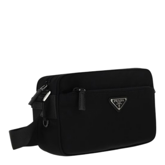 Bolso bandolera XT & Co Prada Re-Nylon negro con bolsillo frontal con cremallera y logo triangular esmaltado