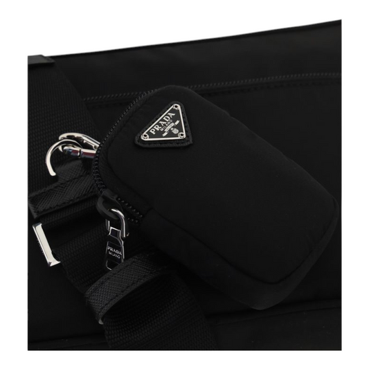 Bolso bandolera Prada Re-Nylon negro de XT & Co con bolsillo frontal y logo triangular esmaltado