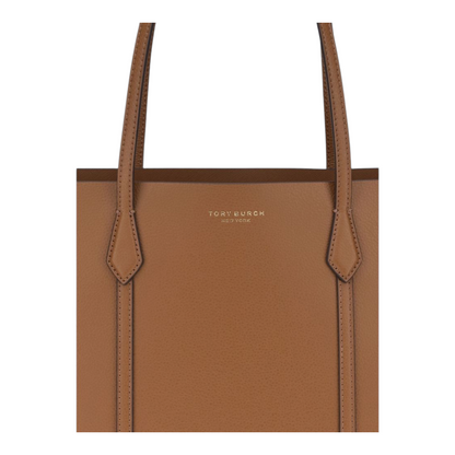 Bolso tote Perry de XT & Co en piel de becerro granulada marrón con logotipo dorado de Tory Burch en el frente