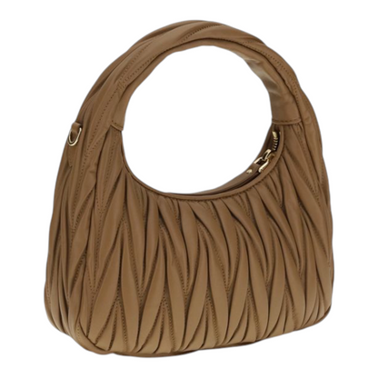 Bolso hobo Wander de XT & Co en piel nappa beige con diseño matelassé acolchado y cierre de cremallera.