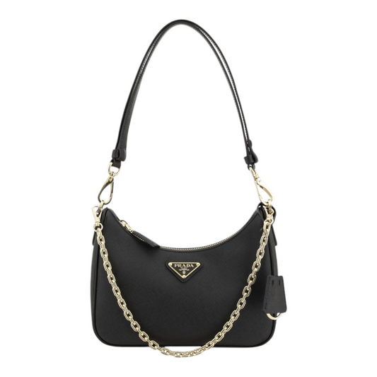 Bolso de hombro Prada Lux de piel Saffiano negra con correa de cadena dorada y placa triangular de XT & Co