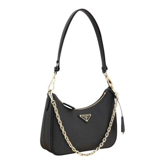 Bolso de hombro Prada Lux en piel Saffiano negra de XT & Co con correa de cadena dorada y placa triangular icónica