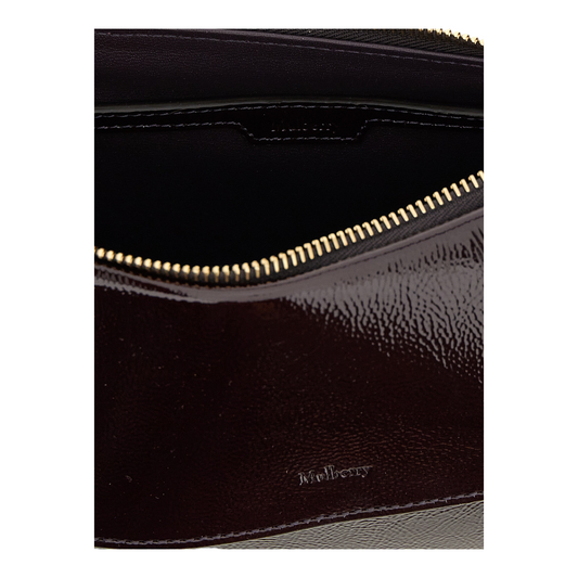 Detalle interior del bolso de hombro Mulberry Clovelly de XT & Co en piel de becerro charol color morado oscuro