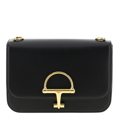 Bolso crossbody Siena de XT & Co en piel de becerro negra con detalle de medio horsebit metálico dorado en la solapa