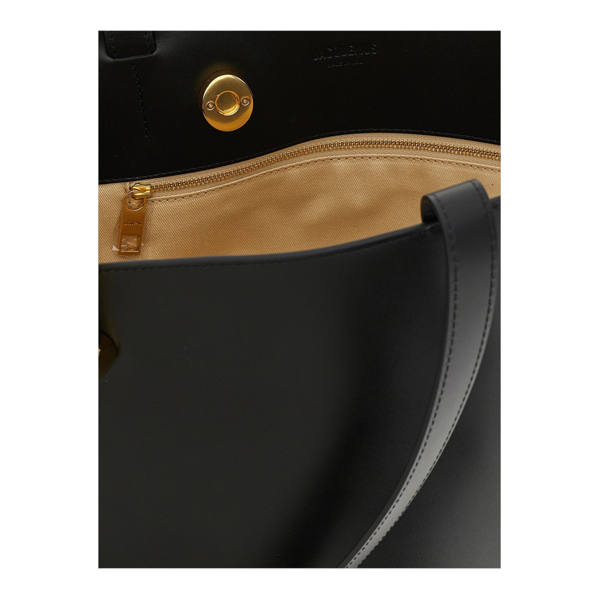 Interior de bolso XT & Co Le Bambola Moyen en piel negra con forro beige, cremallera dorada y cierre de anilla