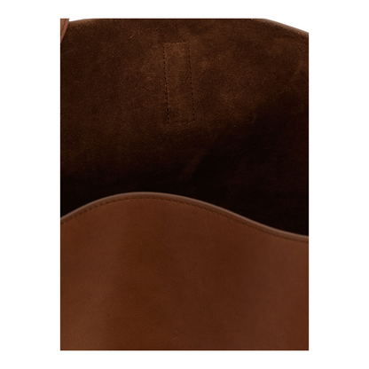 Interior de ante marrón del bolso de hombro Le 5 a 7 de XT & Co con forro suave y diseño espacioso