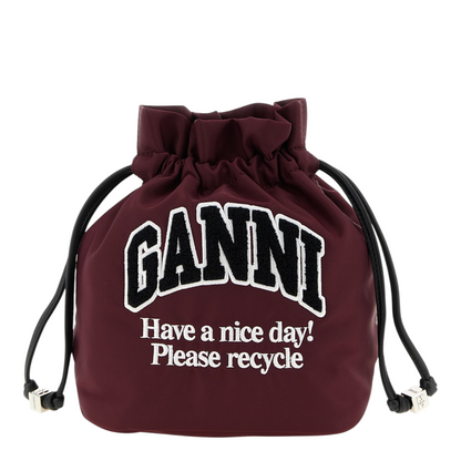 Bolso saco XT & Co Ganni de nailon reciclado burdeos con cordones de cuero, logo bordado y tachuelas plateadas