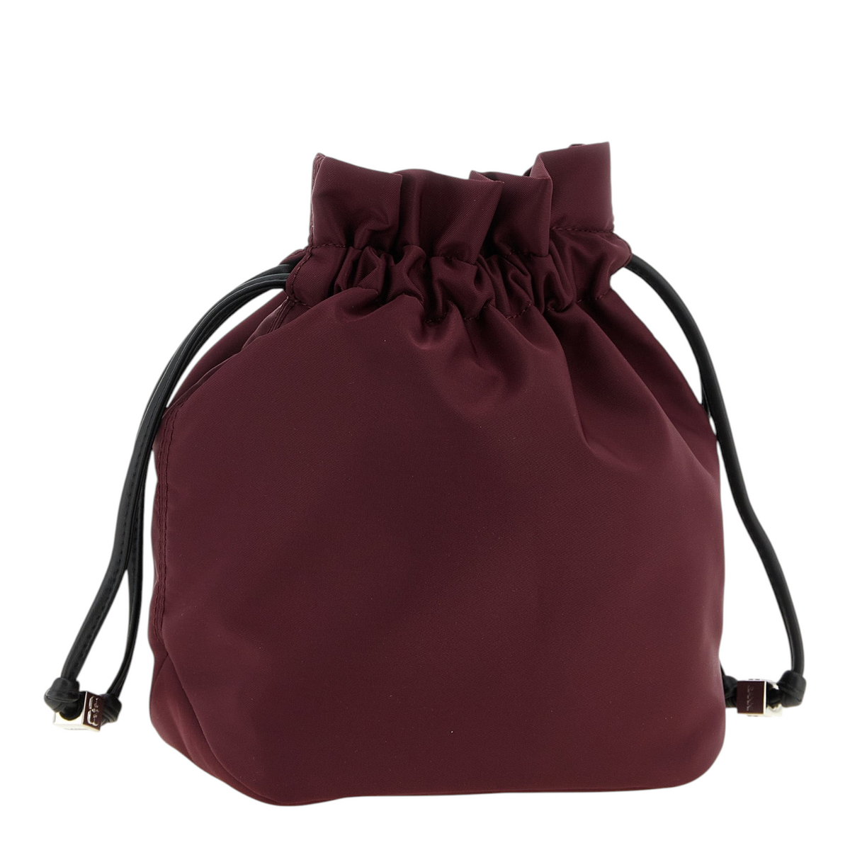 Bolso tipo saco XT & Co en nailon reciclado color burdeos con cierre de cordones de cuero y tachuelas plateadas