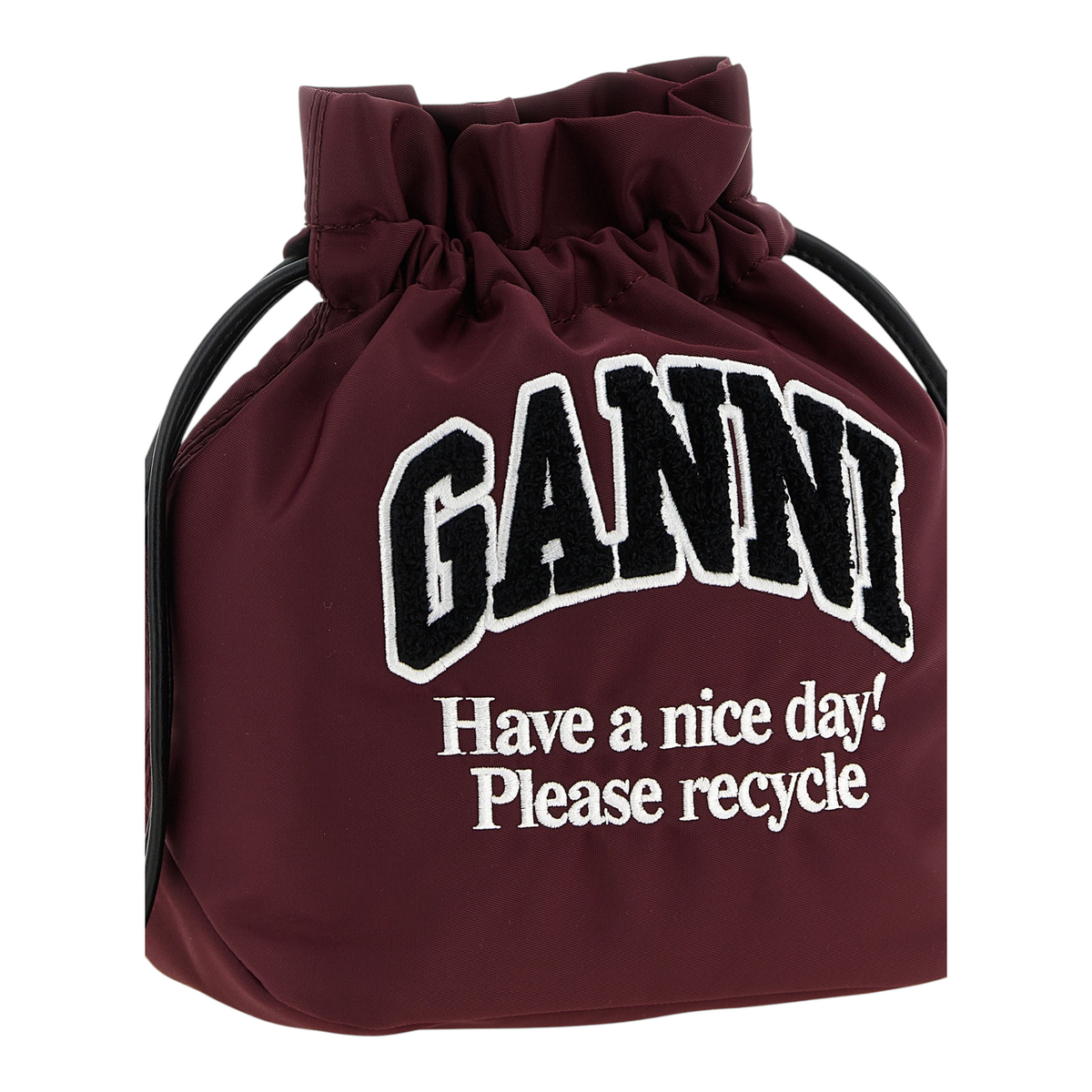 Bolso tipo saco XT & Co Ganni de nailon reciclado burdeos con logo bordado, cordones de cuero y tachuelas plateadas.