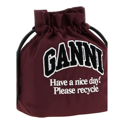 Bolso tipo saco XT & Co Ganni de nailon reciclado burdeos con logo bordado, cordones de cuero y tachuelas plateadas.