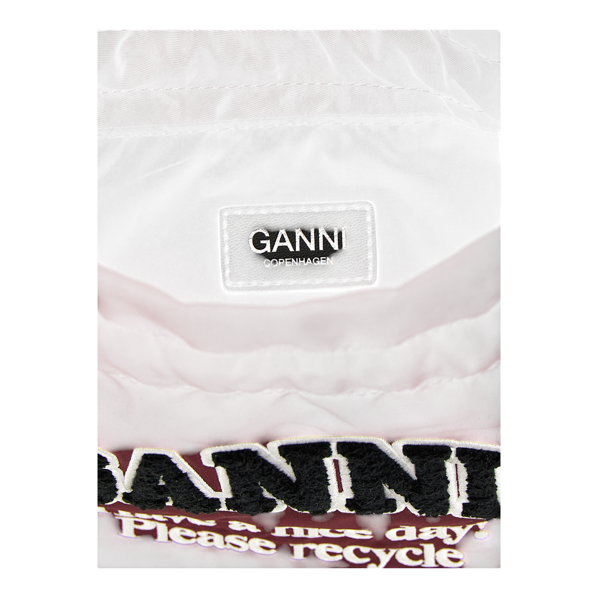 Bolso tipo saco XT & Co de nailon reciclado color burdeos con logotipo bordado y etiqueta interior de Ganni