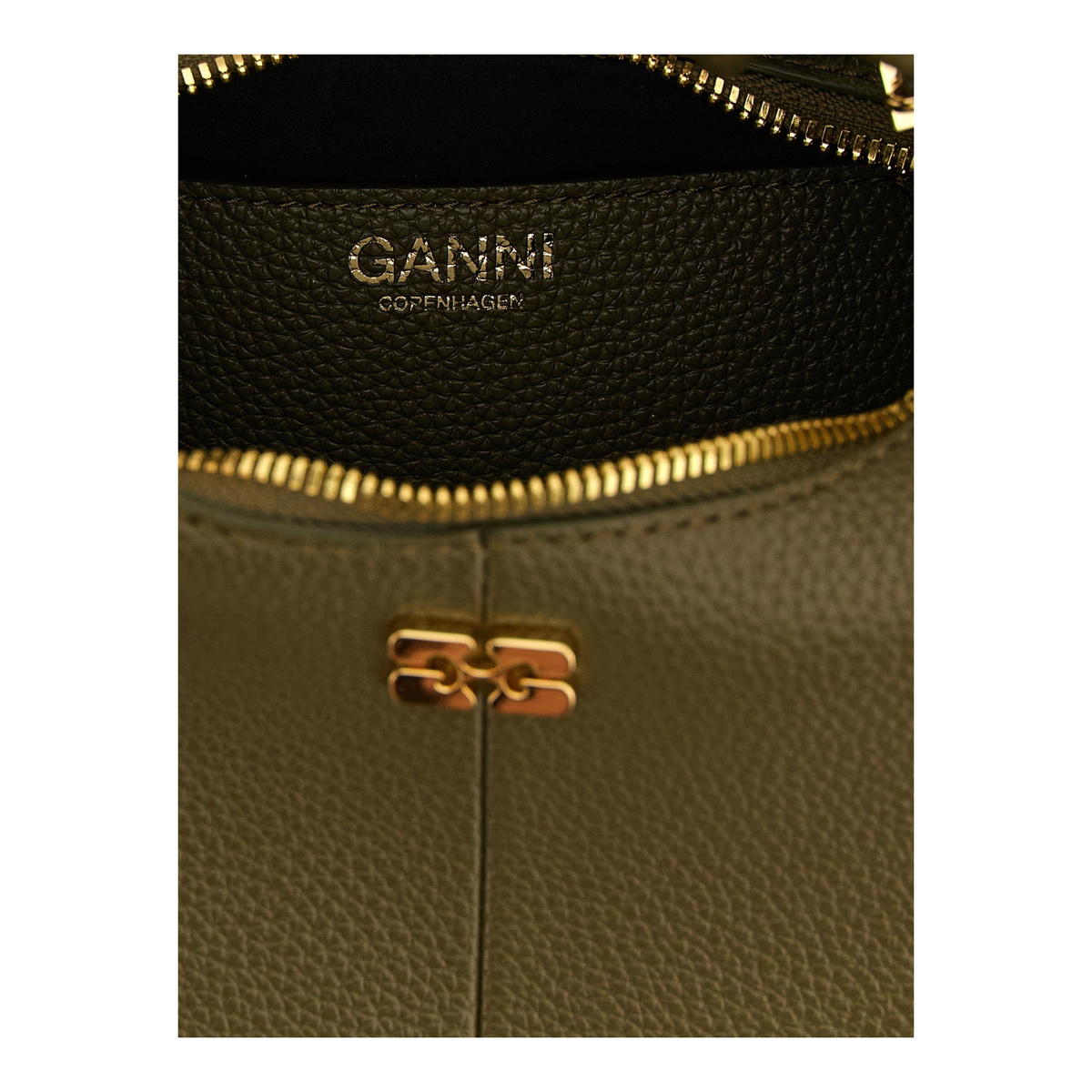 Detalle del bolso mini hobo verde de XT & Co con logo Ganni dorado y textura de piel sintética martillada