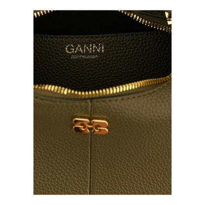 Detalle del bolso mini hobo verde de XT & Co con logo Ganni dorado y textura de piel sintética martillada