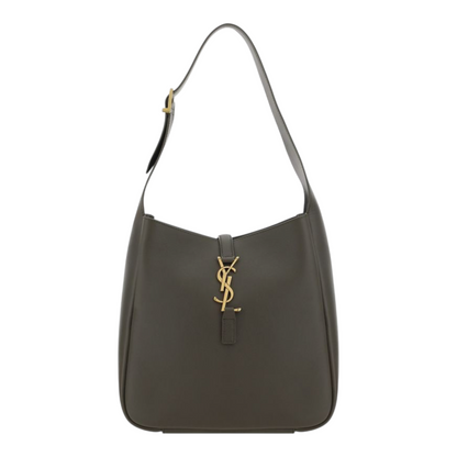 Bolso de hombro Le 5 à 7 de XT & Co en piel granulada negra con cierre de gancho con el logo YSL en tono dorado.