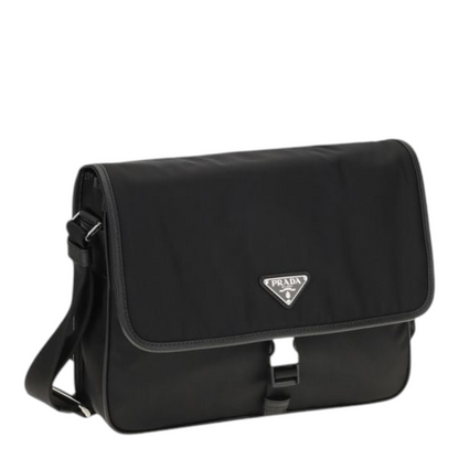 Bolso de hombro XT & Co Prada en nailon reciclado negro con detalles de piel Saffiano y logo triangular esmaltado.