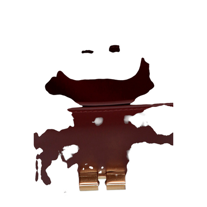 Detalle del cierre metálico y logo interior del bolso Grace Small de piel color burdeos de XT & Co