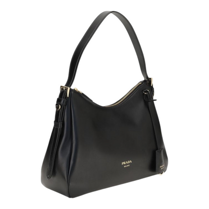 Bolso de hombro Prada Aimée en piel negra con efecto vintage, logo laminado y charm de llave, de XT & Co.
