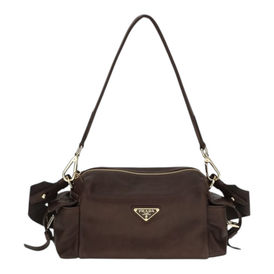 Bolso de hombro Prada Explore de piel nappa marrón con logo triangular esmaltado y bolsillos laterales de XT & Co
