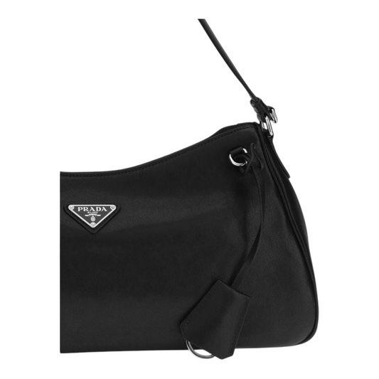 Bolso de hombro Prada Aimée negro de piel con logo triangular esmaltado y detalles metálicos de XT & Co