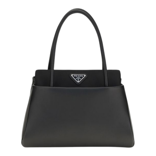 Bolso de mano Prada de piel de becerro negra con logo triangular metálico y asa superior, de XT & Co