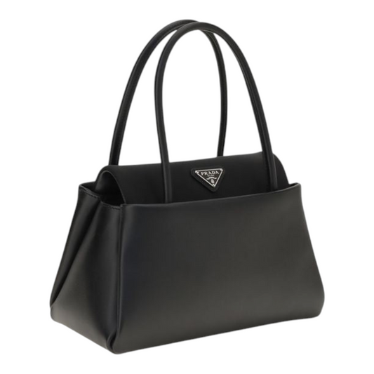 Bolso de mano Prada negro de piel de becerro con asa superior y logo triangular icónico de XT & Co