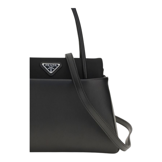 Bolso de mano Prada negro de piel de becerro con logotipo triangular icónico de XT & Co