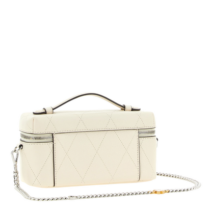 Bolso bandolera Vanity Case Charlie de XT & Co en piel crema acolchada con asa superior y correa de cadena plateada.