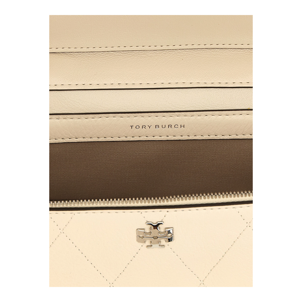 Interior de bolso Tory Burch Charlie de XT & Co en piel crema acolchada con compartimentos para tarjetas y logo