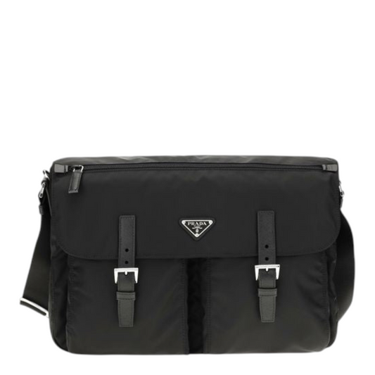 Bolso de hombro XT & Co Prada en Re-Nylon negro con solapa, hebillas y logo triangular esmaltado frontal