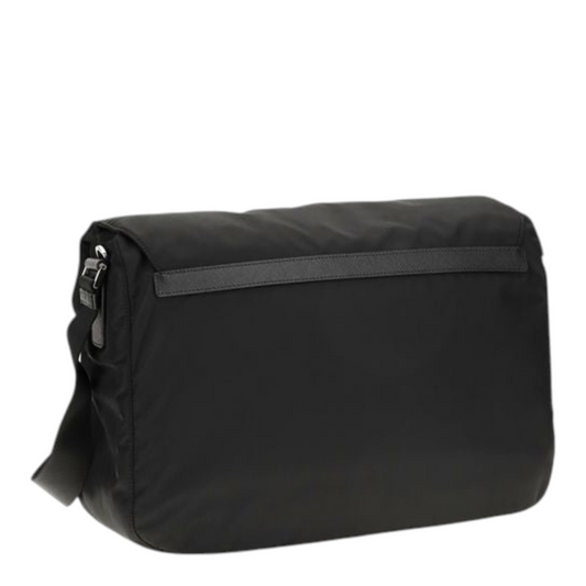 Bolso de hombro XT & Co Re-Nylon negro con diseño urbano, cierre de solapa y múltiples bolsillos con cremallera.