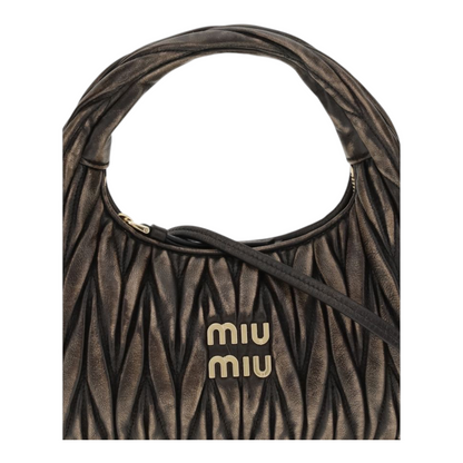 Bolso hobo Wander de XT & Co en piel nappa marrón con diseño matelassé acolchado y logotipo metálico dorado