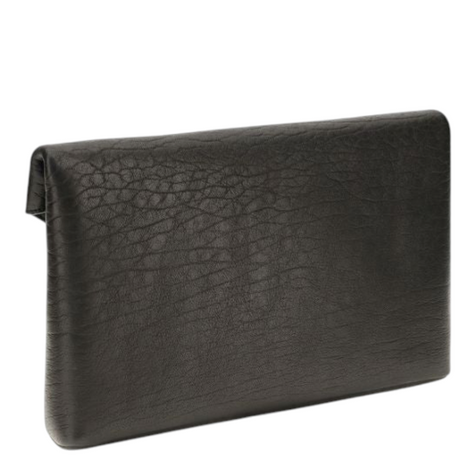 Bolso de mano tipo sobre Saint Laurent de XT & Co en piel de cordero negra con textura y diseño minimalista