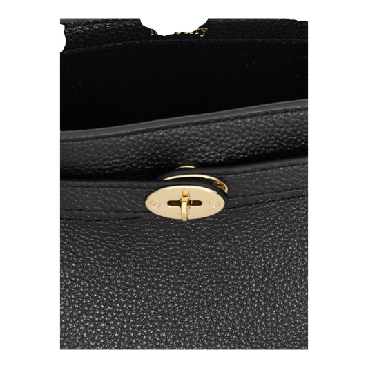 Detalle del cierre Postman's Lock dorado en el bolso tipo cubo Mulberry Islington de piel granulada negra de XT & Co