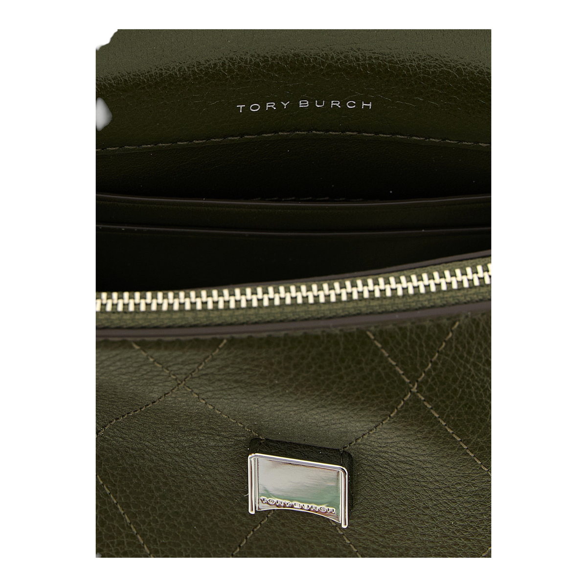 Detalle interior del bolso XT & Co Charlie Mini en piel verde con cremallera y logo Tory Burch grabado