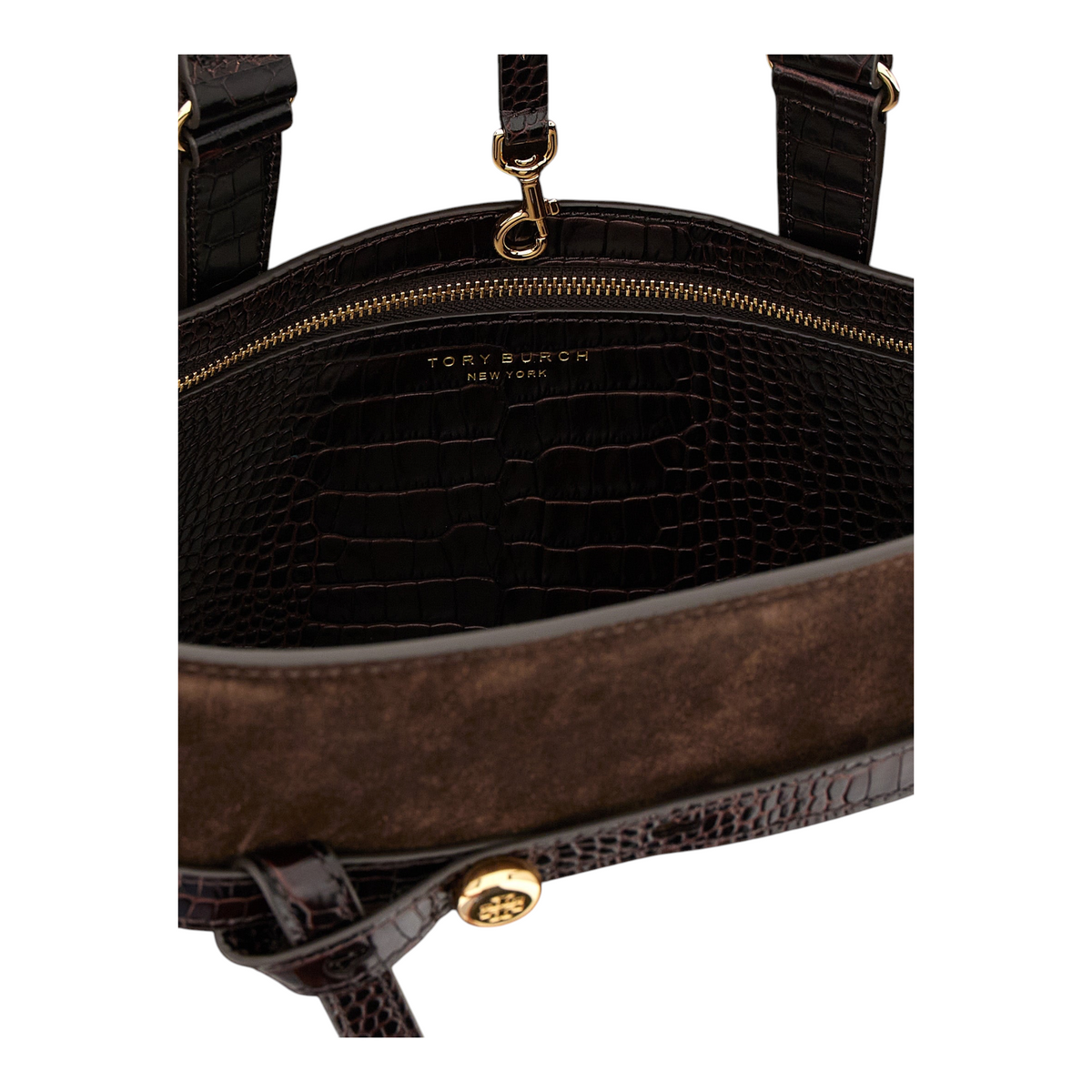 Detalle interior del bolso Romy Trunk de XT & Co en ante marrón con detalles de piel efecto cocodrilo y logo dorado.