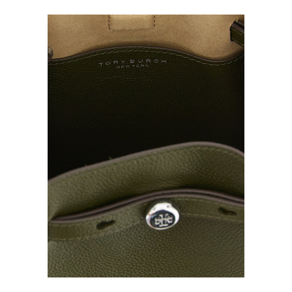 Interior de bolso Romy Bucket de XT & Co en piel granulada verde oliva con logo Double T en perno plateado