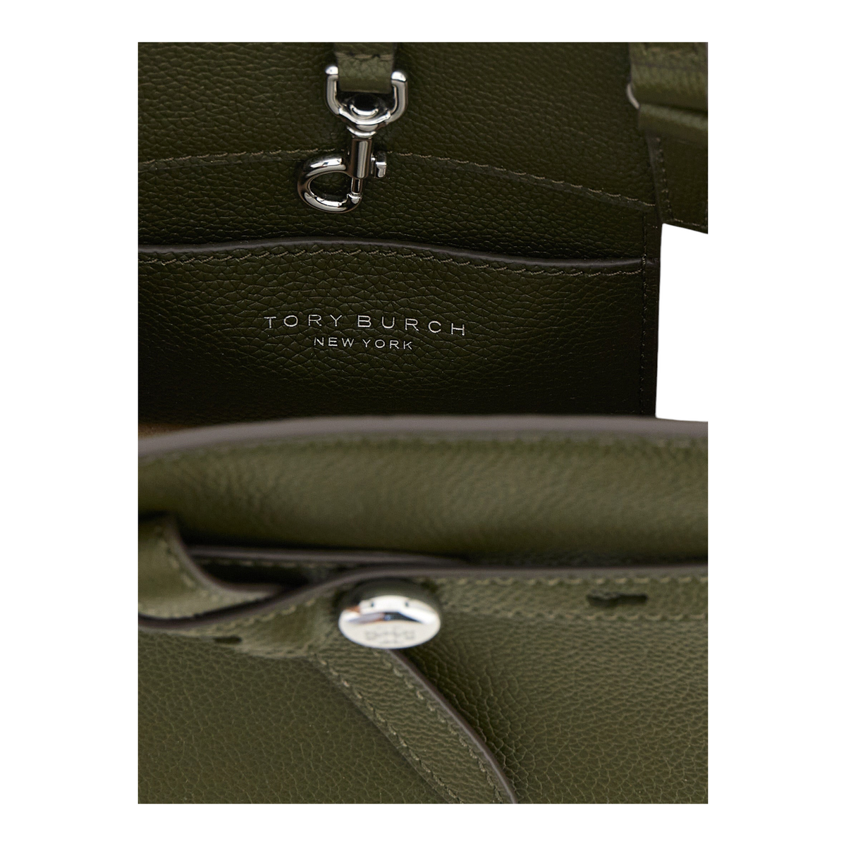 Detalle interior del bolso XT & Co Romy Small Trunk en piel granulada verde oliva con herrajes plateados.