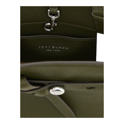 Detalle interior del bolso XT & Co Romy Small Trunk en piel granulada verde oliva con herrajes plateados.