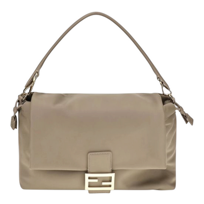 Bolso Baguette Soft Medium de XT & Co en piel nappa beige con cierre magnético y asa extraíble.