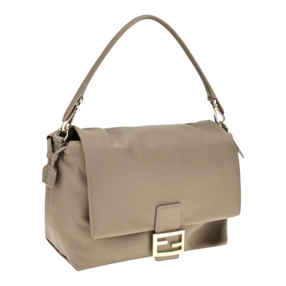 Bolso Fendi Baguette Soft Medium de XT & Co en piel nappa beige con cierre magnético y asa extraíble