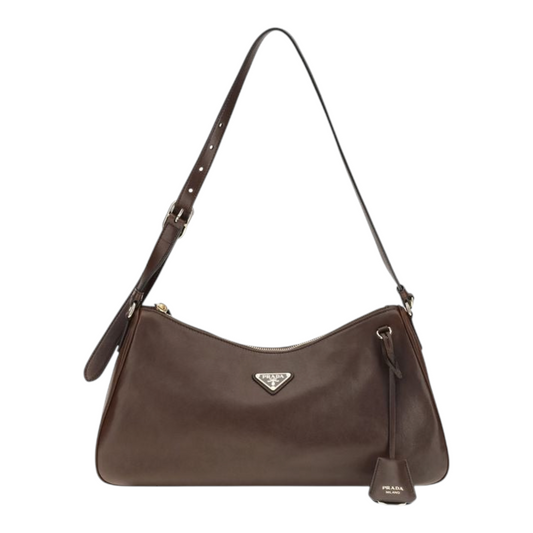 Bolso de hombro Prada Aimée en piel marrón con logo triangular esmaltado y detalles metálicos de XT & Co